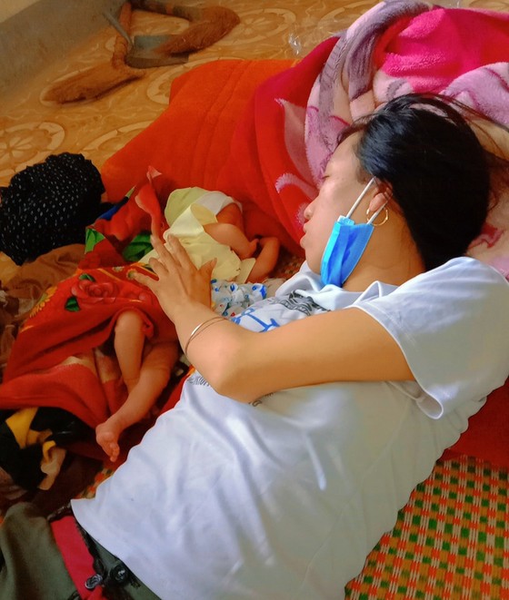 Hành trình gian truân của bé trai 10 ngày tuổi cùng ba mẹ vượt cả ngàn cây số về quê bằng xe máy ảnh 4