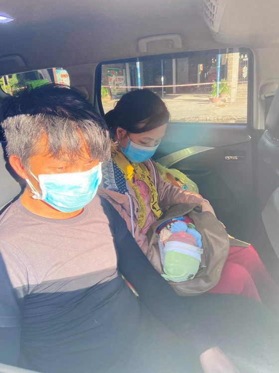 Hành trình gian truân của bé trai 10 ngày tuổi cùng ba mẹ vượt cả ngàn cây số về quê bằng xe máy ảnh 3