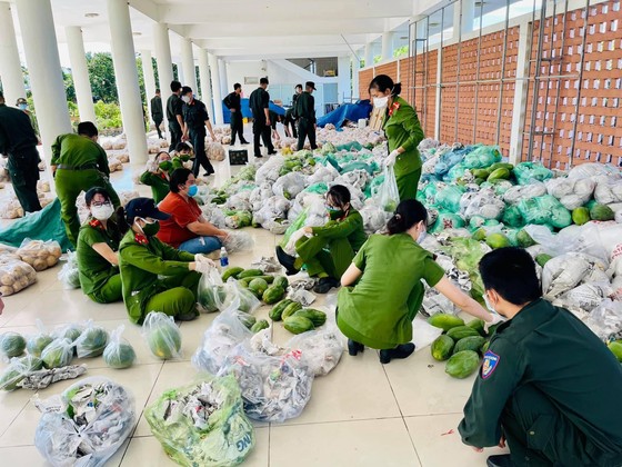 Công an Đà Nẵng mở 30 container phục vụ hàng thiết yếu giá rẻ cho người dân ảnh 7