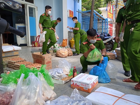 Công an Đà Nẵng mở 30 container phục vụ hàng thiết yếu giá rẻ cho người dân ảnh 29