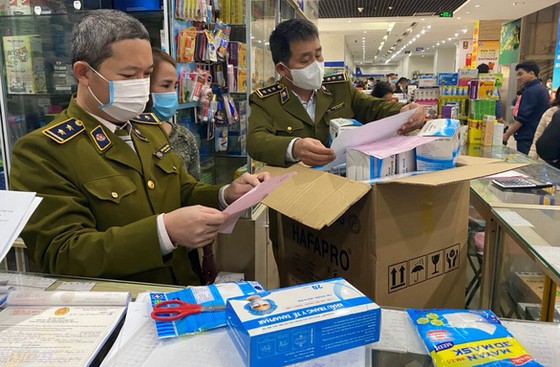 Giữa dịch COVID-19, khẩu trang chất đống, hạ giá liên tục vẫn không ai mua ảnh 2