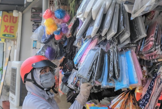 Giữa dịch COVID-19, khẩu trang chất đống, hạ giá liên tục vẫn không ai mua ảnh 3