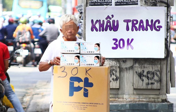 Giữa dịch COVID-19, khẩu trang chất đống, hạ giá liên tục vẫn không ai mua ảnh 4