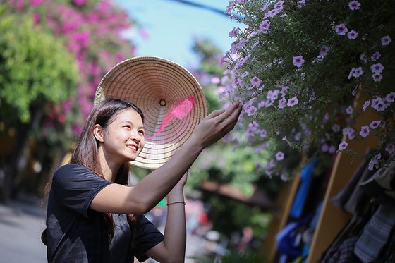 Phóng sự ảnh: Chân dài bóng chuyền khám phá phố cổ Hội An ảnh 1