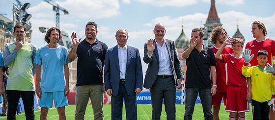 Tổng thống Putin trổ tài đá bóng cùng Chủ tịch FIFA ảnh 2