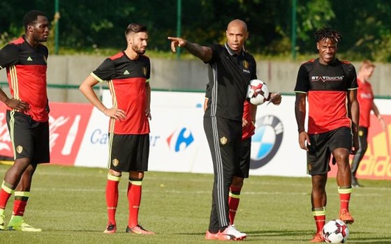 Giroud lại "đá xoáy" Thierry Henry ảnh 2