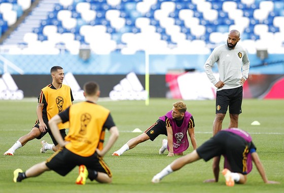 Giroud lại "đá xoáy" Thierry Henry ảnh 1