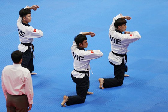 Taekwondo: Đồng đội nam vào bán kết, Châu Tuyết Vân thua VĐV chủ nhà ảnh 2