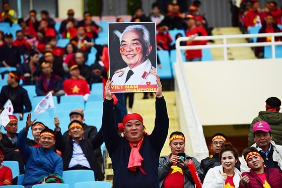 Mỹ Đình tràn ngập sắc đỏ-vàng trước trận chung kết AFF Cup ảnh 3