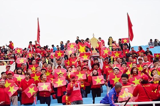 Mỹ Đình tràn ngập sắc đỏ-vàng trước trận chung kết AFF Cup ảnh 1