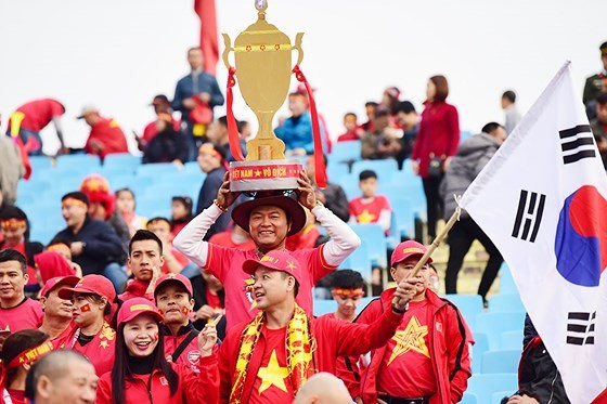 Mỹ Đình tràn ngập sắc đỏ-vàng trước trận chung kết AFF Cup ảnh 4