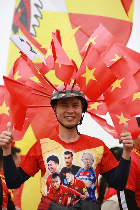 Mỹ Đình tràn ngập sắc đỏ-vàng trước trận chung kết AFF Cup ảnh 8