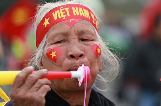 Mỹ Đình tràn ngập sắc đỏ-vàng trước trận chung kết AFF Cup ảnh 11