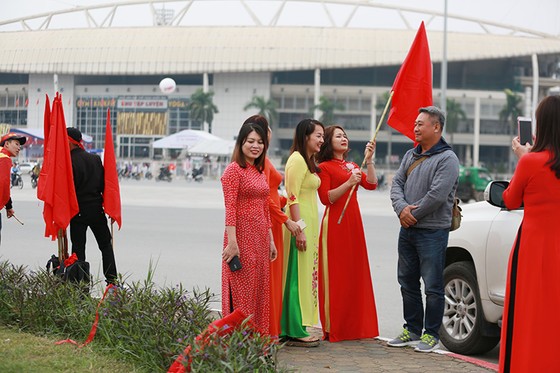 Mỹ Đình tràn ngập sắc đỏ-vàng trước trận chung kết AFF Cup ảnh 10