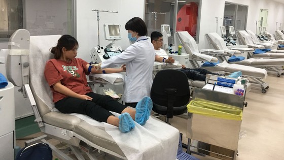 Đông đảo người dân tham gia hiến máu vì bệnh nhân ung thư ảnh 1