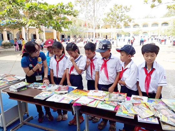 Chăm chút từng cuốn sách cho học sinh vùng xa ảnh 1