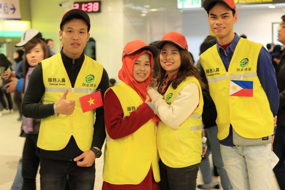 Lao động Việt Nam tại Đài Loan tình nguyện phục vụ hoạt động đón năm mới 2020 ảnh 1