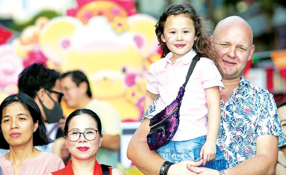 Tây ăn tết ta ảnh 7