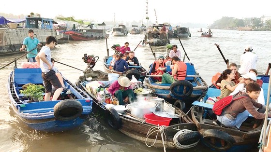 Tây ăn tết ta ảnh 2