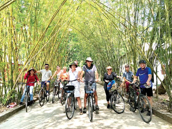 Tây ăn tết ta ảnh 8