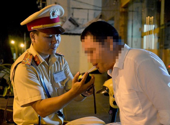 Vẫn kiểm tra nồng độ cồn lái xe nhưng phải theo đúng quy trình ảnh 1