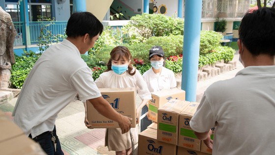 Lixco trao tặng hơn 5.000 lít gel rửa tay khô trong mùa dịch Covid -19 ảnh 1