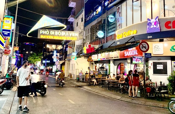 Phố Tây Bùi Viện vắng vẻ trong ngày đầu 'đóng cửa' hoạt động vui chơi, giải trí ảnh 1
