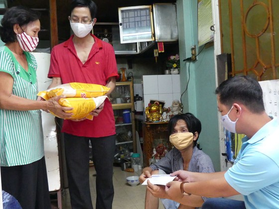 Tặng 100 triệu đồng cho người lao động nghèo phòng chống dịch Covid-19 ảnh 5