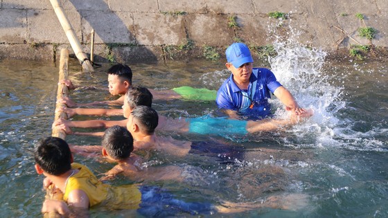 'Nắn dòng' kênh thủy lợi mở lớp dạy bơi miễn phí cho trẻ em ảnh 1