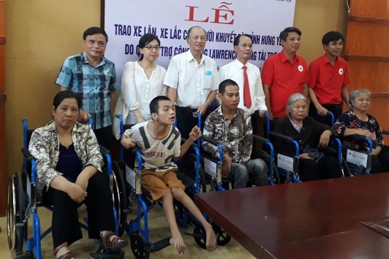 Quỹ Lawrence S. Ting trao tặng 250 chiếc xe lăn, xe lắc cho người khuyết tật ảnh 2