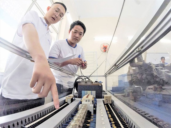 Dạy nghề ở TPHCM: Thành công với mô hình 'đào tạo kép' ảnh 1