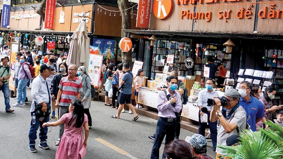 Vui chơi, giải trí ngày đầu năm mới 2021 Đông vui, an toàn phòng dịch ảnh 1