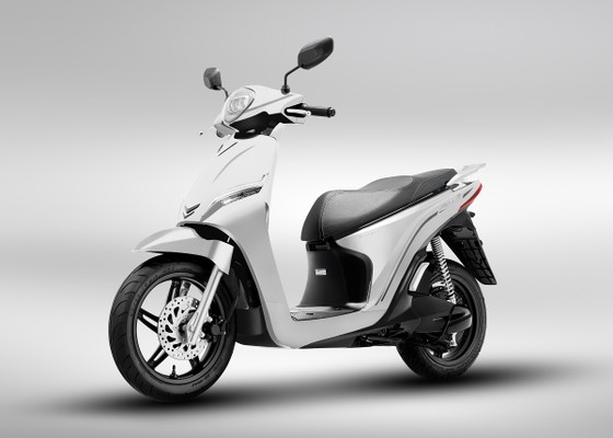 VinFast ra mắt hai dòng xe máy điện mới và công bố mô hình trải nghiệm mua sắm O2O ảnh 2