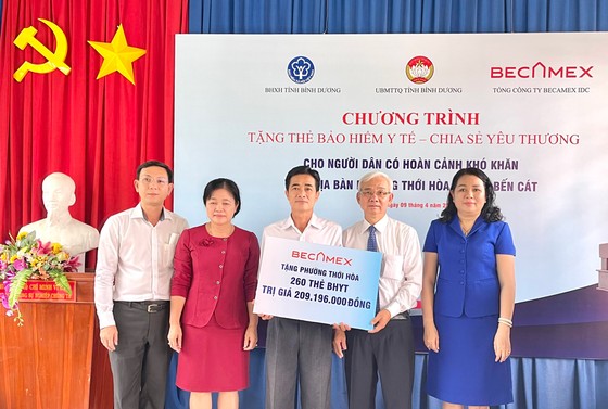Tổng Công ty Becamex IDC trao tặng 1.000 thẻ BHYT cho người dân có hoàn cảnh khó khăn ảnh 1