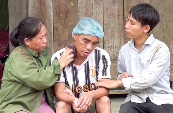 Cả gia đình bệnh tật ảnh 1