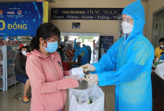 Người TPHCM đi Siêu thị 0 đồng: Mua nhanh, xách về không nổi ảnh 5