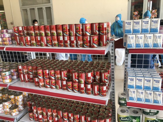 Người TPHCM đi Siêu thị 0 đồng: Mua nhanh, xách về không nổi ảnh 1