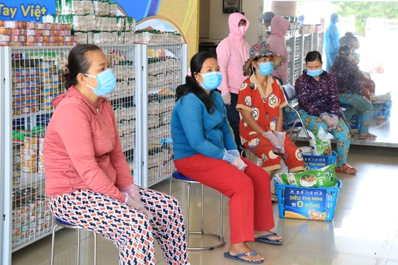 Người TPHCM đi Siêu thị 0 đồng: Mua nhanh, xách về không nổi ảnh 7