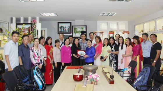 Đoàn đại biểu Thành ủy TPHCM thăm Nhà kỷ niệm các trường học Việt Nam ở Quảng Tây - Trung Quốc ảnh 2