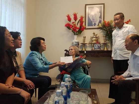 Đoàn Lãnh đạo TPHCM thăm, chúc thọ người cao tuổi tiêu biểu ảnh 2