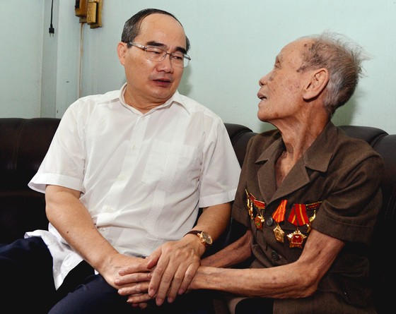Lãnh đạo TPHCM thăm, chúc thọ người cao tuổi tiêu biểu ảnh 1