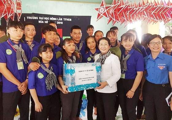 Lãnh đạo TPHCM thăm chiến sĩ tình nguyện Mùa hè xanh tại Gia Lai ảnh 1