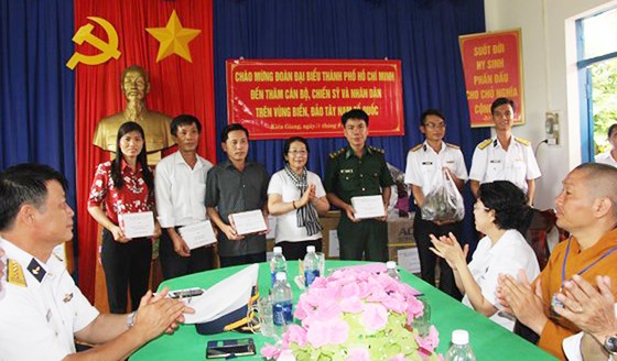 TPHCM hỗ trợ thiết thực các đơn vị trên vùng biển Tây Nam ảnh 7