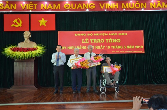 Huyện Hóc Môn trao tặng huy hiệu Đảng cho 54 đảng viên đợt 19-5 ảnh 1