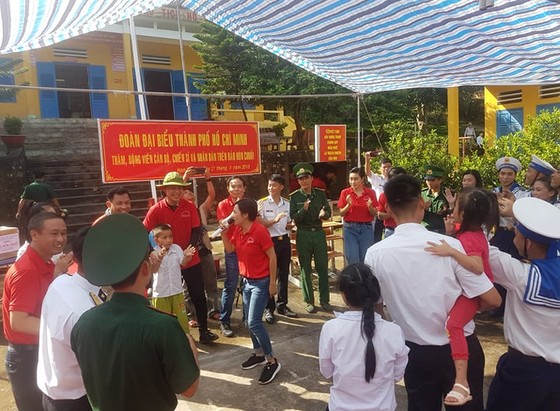 Đoàn đại biểu TPHCM tặng hệ thống lọc nước cho cán bộ, chiến sĩ đảo Hòn Chuối ảnh 2