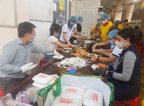 Hơn 90.000 bữa cơm yêu thương giúp người nghèo vượt qua dịch Covid-19 ảnh 2