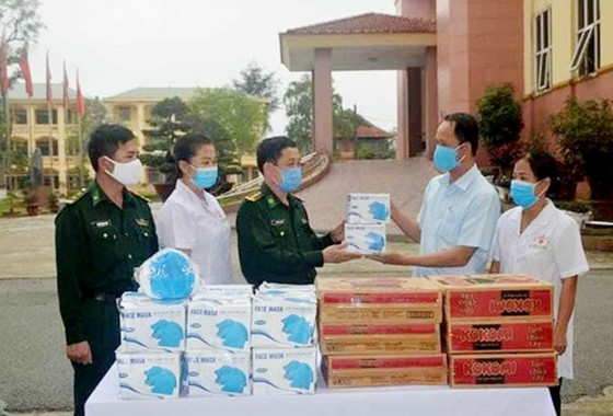 Bộ đội biên phòng tiếp nhận ủng hộ trang thiết bị y tế phòng, chống dịch Covid-19 ảnh 1