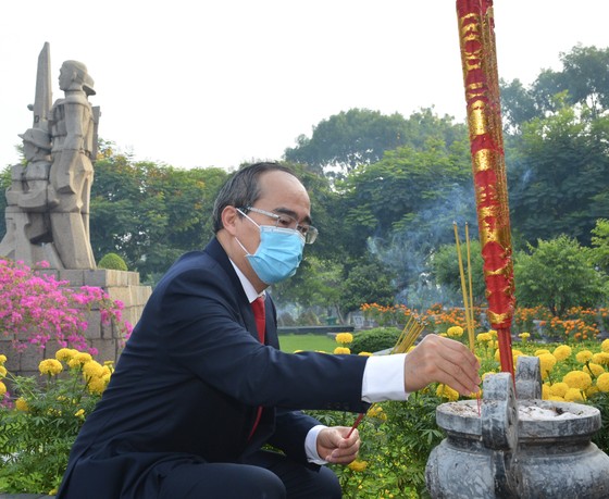 Đoàn lãnh đạo TPHCM dâng hương, dâng hoa tưởng nhớ Chủ tịch Hồ Chí Minh và các anh hùng, liệt sĩ ảnh 2