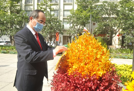 Đoàn lãnh đạo TPHCM dâng hương, dâng hoa tưởng nhớ Chủ tịch Hồ Chí Minh và các anh hùng, liệt sĩ ảnh 4