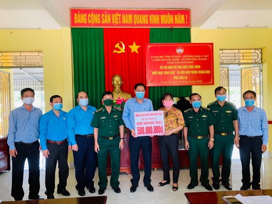 TPHCM thăm, tặng quà lực lượng biên phòng tỉnh Long An tham gia phòng chống dịch Covid-19 ảnh 2